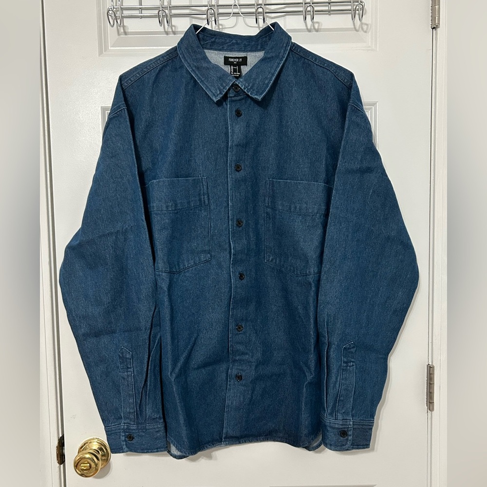 Forever 21 Men denim button up shirt jacket in blue front pockets